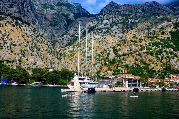 Kotor Montenegro Juni 2017 Teenager Treiben Auf Aufblasbaren Matratzen Meer — Stockfoto