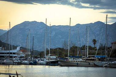 Gün batımı arka plan üzerinde beyaz Yatlar