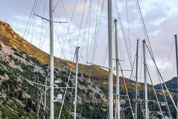 Yachts Mât Sur Fond Des Montagnes — Photo