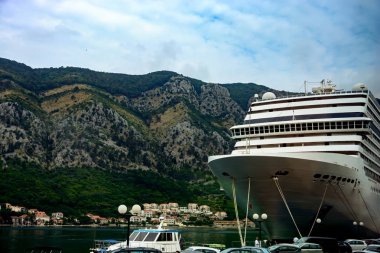 Kotor, Karadağ, 2 Haziran 2017: Cruise gemisi liman Dağları arka planı içinde