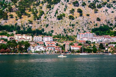 Yalı Dağları yamacında evler