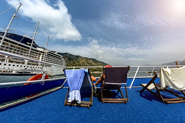 Gente Descansa Acostada Sillones Cubierta Del Barco — Foto de Stock