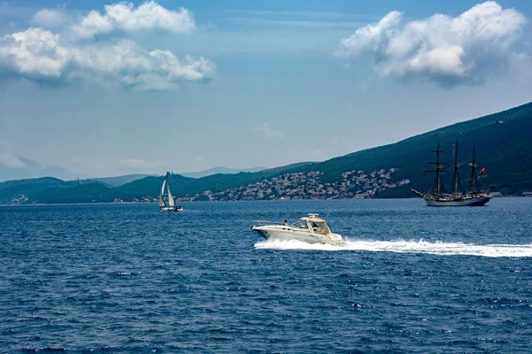 Weißes Sportboot Segelt Auf Dem Meer — Stockfoto