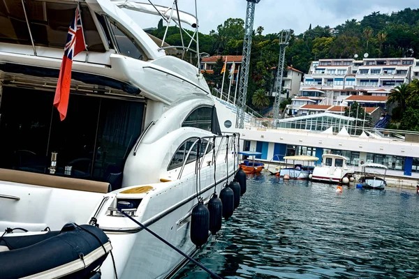 White Motor Yacht Flag Great Britain Seaport — Stock Photo, Image