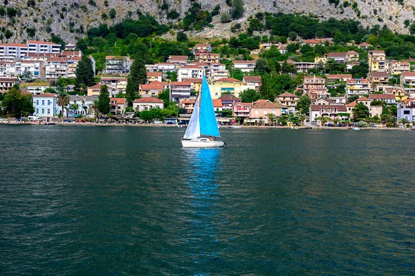 Jacht Mit Blauem Segel Schwimmt Meer Entlang Entlang Der Küste — Stockfoto