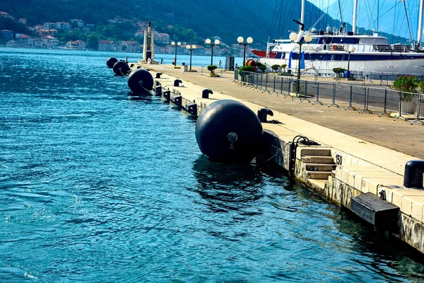 Στρογγυλό Μαύρο Σημαδούρες Για Πρόσδεση Πλοίου Στην Προβλήτα — Φωτογραφία Αρχείου