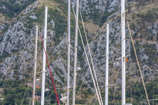 Mast Yachter Bakgrund Berg — Stockfoto