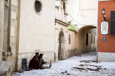 Lviv, Ukrayna - 20 Eylül 2016: İki kız Lviv iyi binalar arasında bir resim çizmek