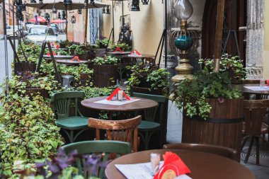 Kafe şehrin eski sokakta boş tablolar