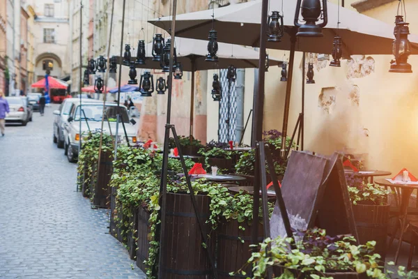 Ένα Street Café Διακοσμημένα Πράσινα Φυτά — Φωτογραφία Αρχείου