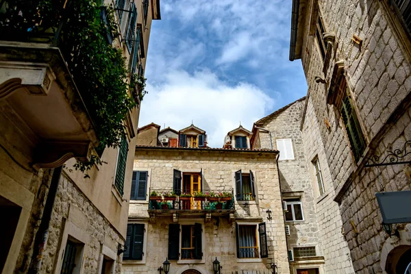 古老城市 Kotor 的街道上的房屋和墙壁 仰望天空 — 图库照片