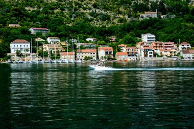 Kotor, Karadağ, 1 Haziran 2017:People Boka Kotor Körfezi botla gitmek