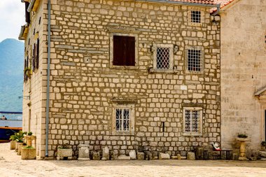 Island Our Lady kayaların üzerinde eski taş ev