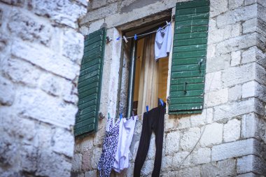 Kuru giysiler penceresinden