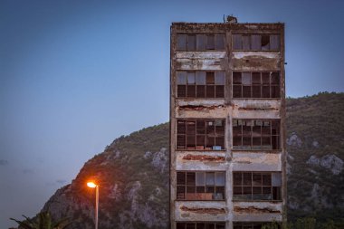 Yok edilen bir yüksek katlı Dağları arka planda Bina bina