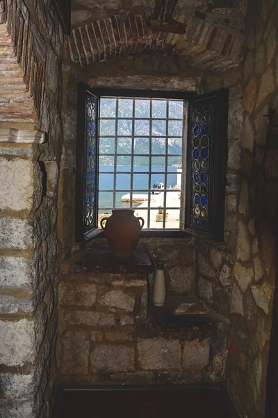 Deniz Dağ Manzaralı Açık Pencere — Stok fotoğraf