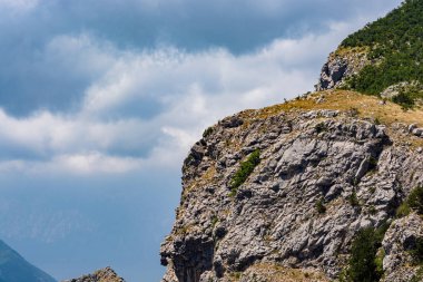 Dağ taş gökyüzüne karşı