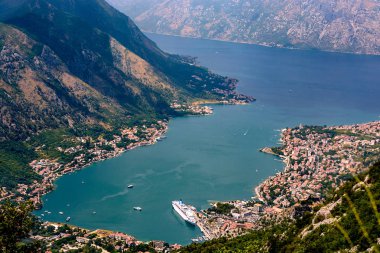 Büyük bir cruise yolcu gemisi Kotor Bay Bay