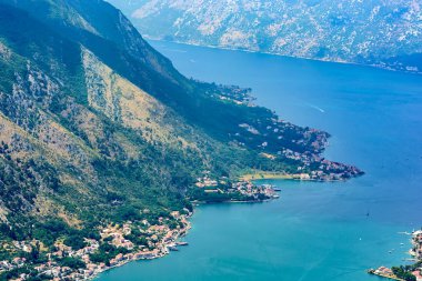 Boko Kotor Körfezi. Havadan görünümü. Dağlar arasında Adriyatik Denizi.