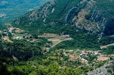 Dağların arasında bir asfalt yol