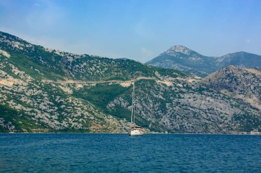 Beyaz arka planı Dağları nın deniz yat
