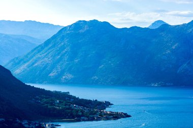 Deniz Bay dağlar arasında