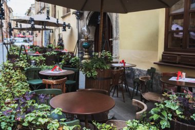 Kafe şehrin eski sokakta boş tablolar