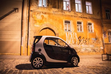 Gece eski şehirdeki evde mini araba park