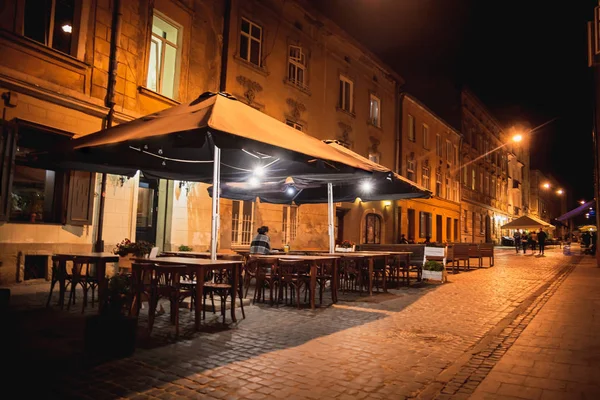 Уличное Кафе Старых Улицах Ночного Города — стоковое фото