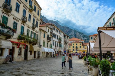 Kotor, Karadağ, 1 Haziran 2017:Inside eski Kotor şehir. Silah Square Venedik döneminde seçildi. Nerede tamir ve silah saklı olduğunu.