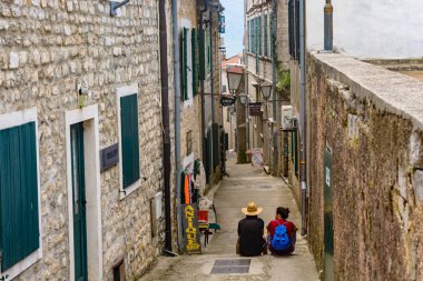 Herceg Novi, Karadağ, 2 Haziran 2017: turist adımlar antika mağazasının yakınında oturmak