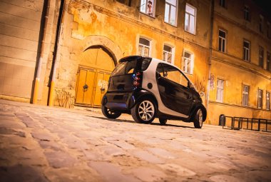 Gece eski şehirdeki evde mini araba park