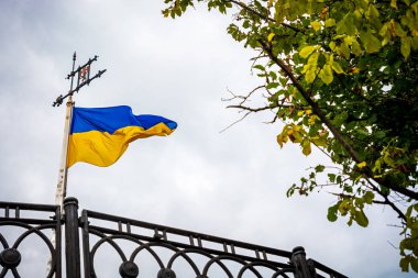 Gökyüzüne karşı Ukrayna bayrağı.