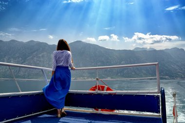 Geminin kenarına kız denizde yelken