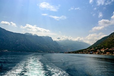 Deniz suyu dağ zemin karşı gemisinden iz