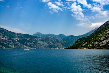 Beyaz arka planı Dağları nın deniz yat