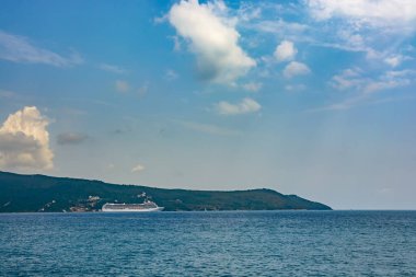 Bir büyük cruise gemisi denize yelken