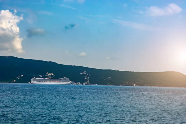 Gran Crucero Está Navegando Mar — Foto de Stock