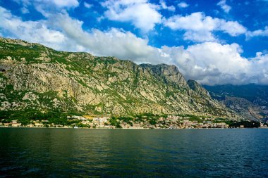 Deniz ile birleştirme dağ kenarında