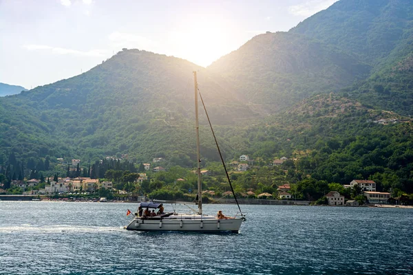 Yacht Mare Sullo Sfondo Delle Montagne — Foto Stock