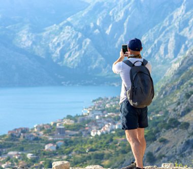 Bir adam bir resim Smartphone'da dağlardan alır