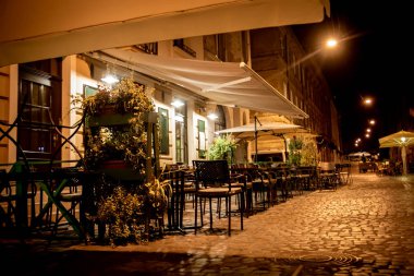 Gece şehir eski sokaklarında sokak Cafe