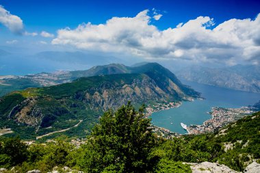 Boko Kotor Körfezi. Havadan görünümü. Dağlar arasında Adriyatik Denizi.
