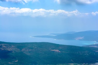 Adriyatik kıyısındaki güzel manzara yukarıdan. Karadağ