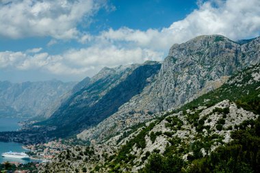Boko Kotor Koyu'nun yakınındaki dağ