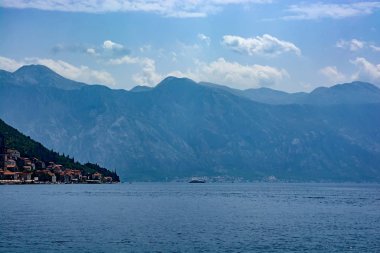 Yalı dağ ve şehir Perast ufukta kenarına