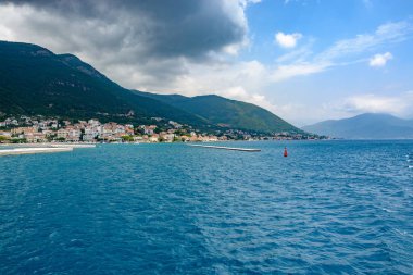 Dağların arka planında deniz manzarası