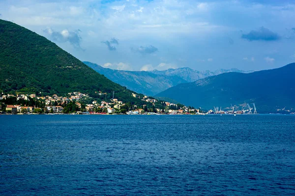 Ville Près Mer Arrière Plan Des Montagnes — Photo