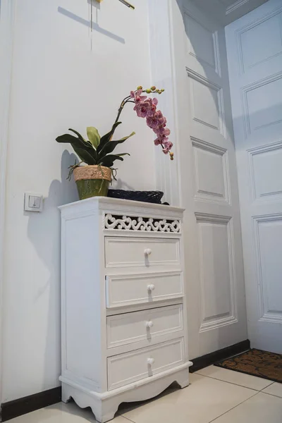 Czerwona Orchidea Wnętrzu Biały Pokój — Zdjęcie stockowe