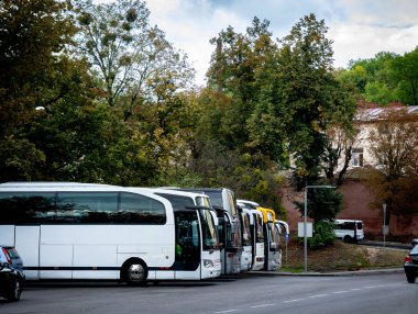Büyük tur otobüs park yerinde